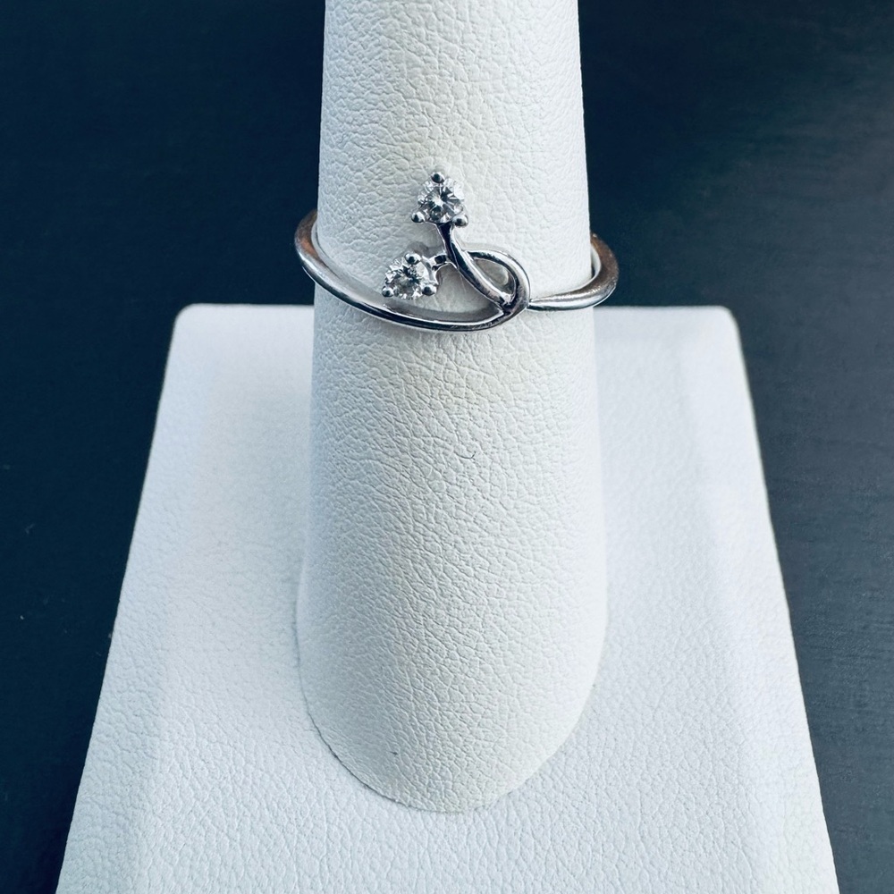 10K White Gold Scroll ring size 7
